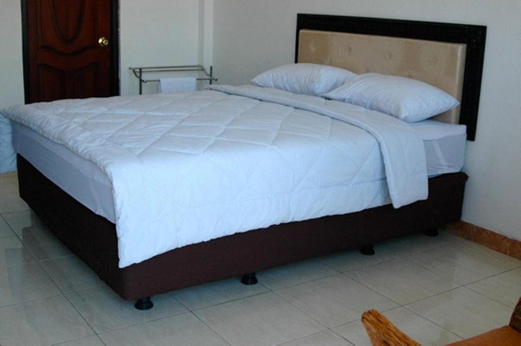 Hotel Sinar Tambolaka Waingapu Номер фото