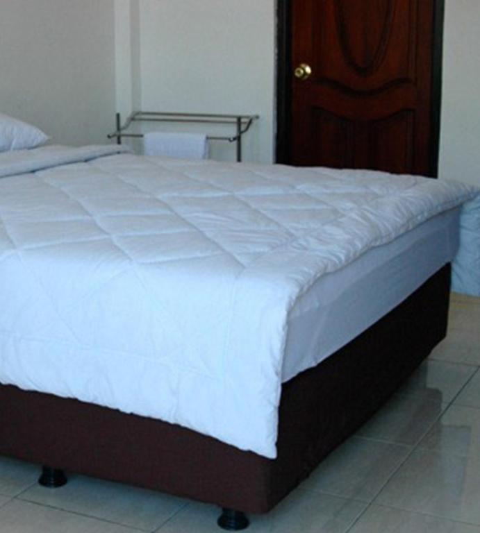 Hotel Sinar Tambolaka Waingapu Номер фото