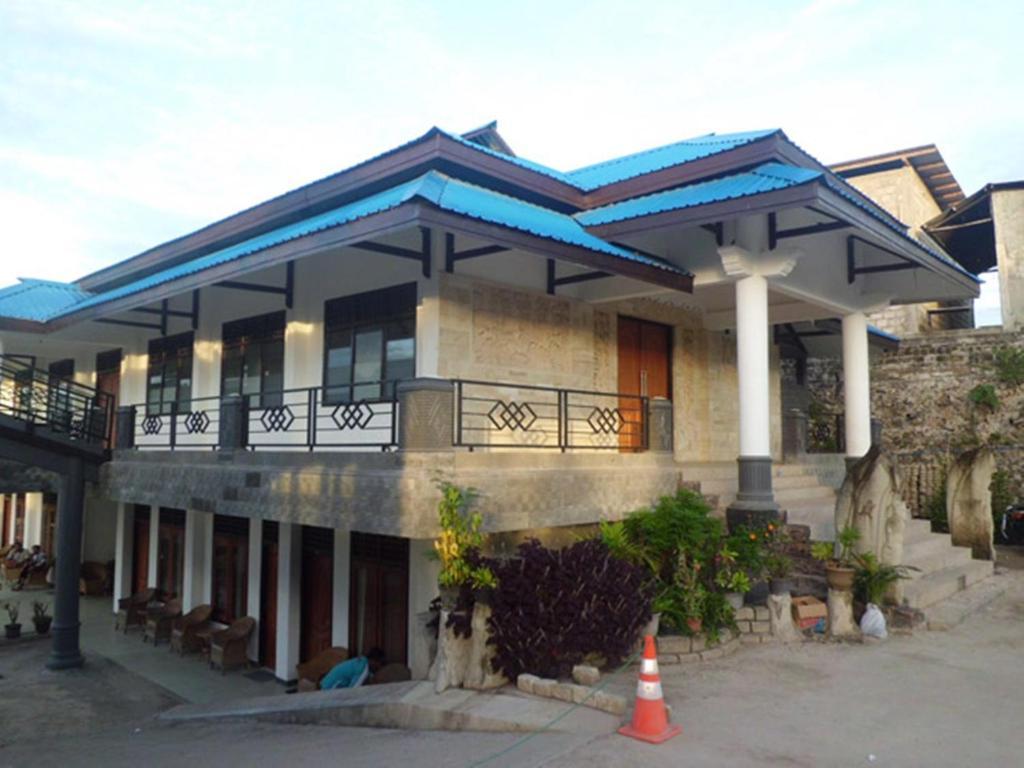 Hotel Sinar Tambolaka Waingapu Екстер'єр фото