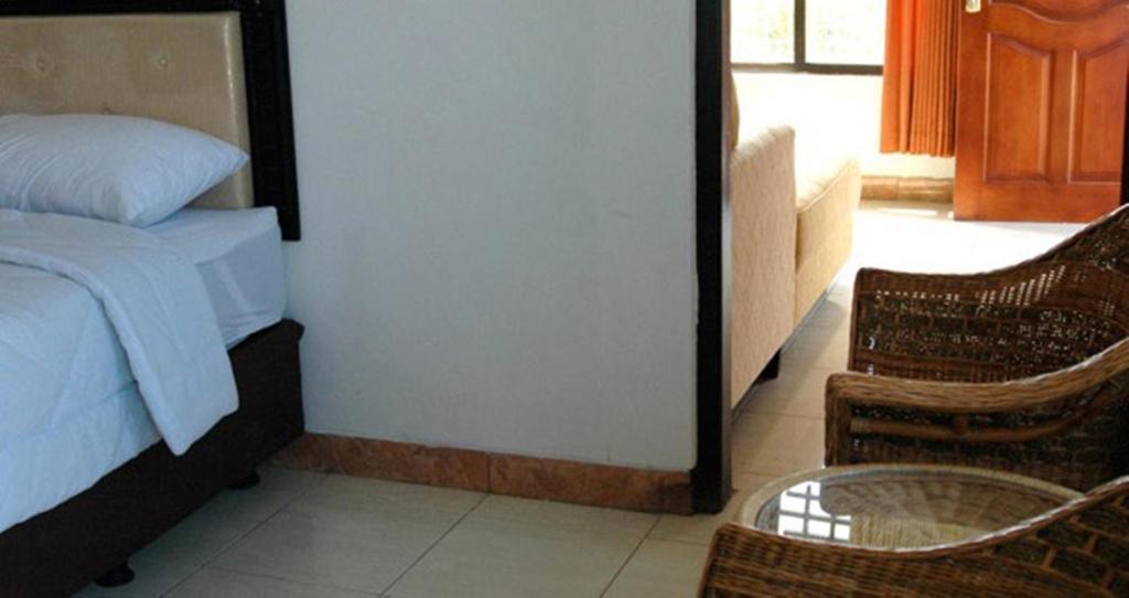 Hotel Sinar Tambolaka Waingapu Екстер'єр фото