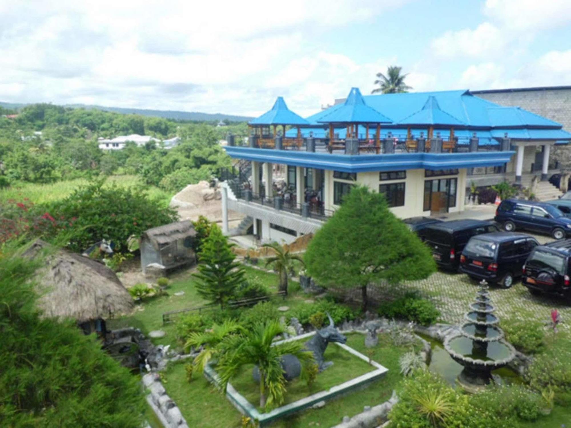 Hotel Sinar Tambolaka Waingapu Екстер'єр фото